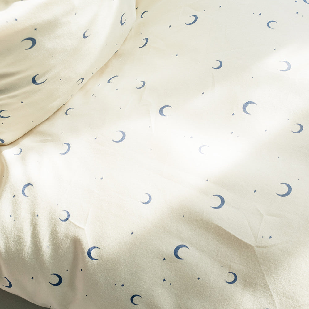 Levi junior sengetøj – Calm Moon Blue til drømmefyldte nætter