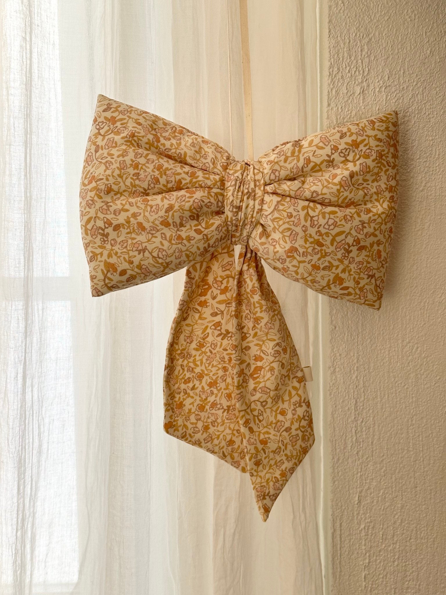 Elegant Rosenfarvet Hårsløjfe – Bæredygtig Dekoration