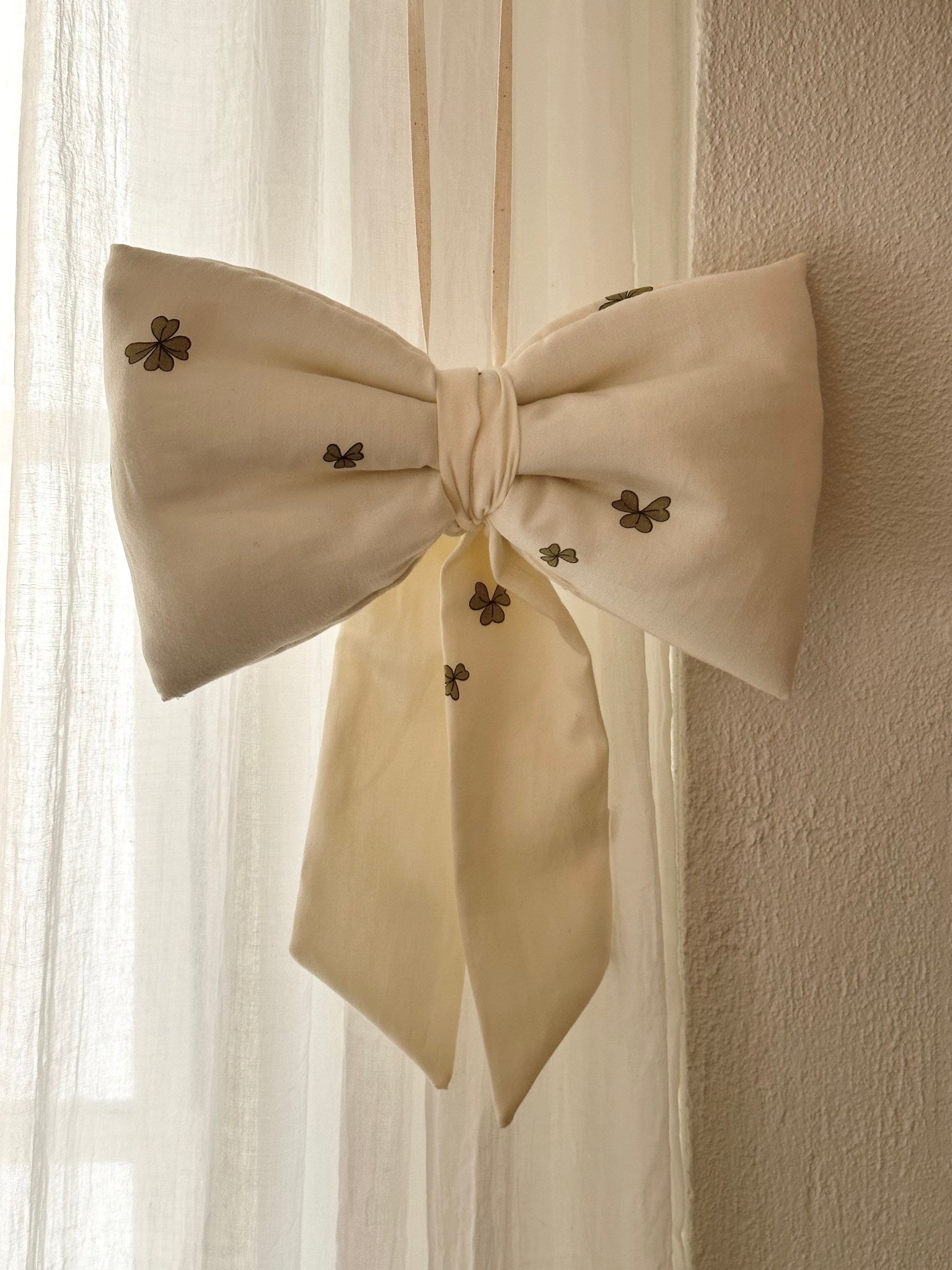 Håndlavet Bella Kløver Sløjfe til Børn – Unik og Bæredygtig